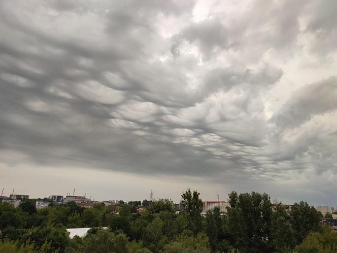 Nawałnice przechodzą przez Polskę. Ciemne chmury nad Białymstokiem