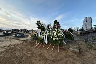 Drewniana trumna i wieńce w kształcie serca. Tak pożegnano zamordowaną Ewę. Ten szczegół wyciska łzy…