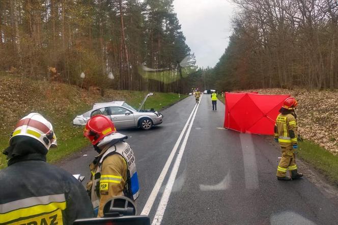 Straszny wypadek koło Złotowa. Nie żyje 25-latek. Rodzinę z dzieckiem zabrał helikopter LPR 