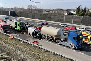 Zderzenie busa z cysterną. Ekspresówka całkowicie zablokowana