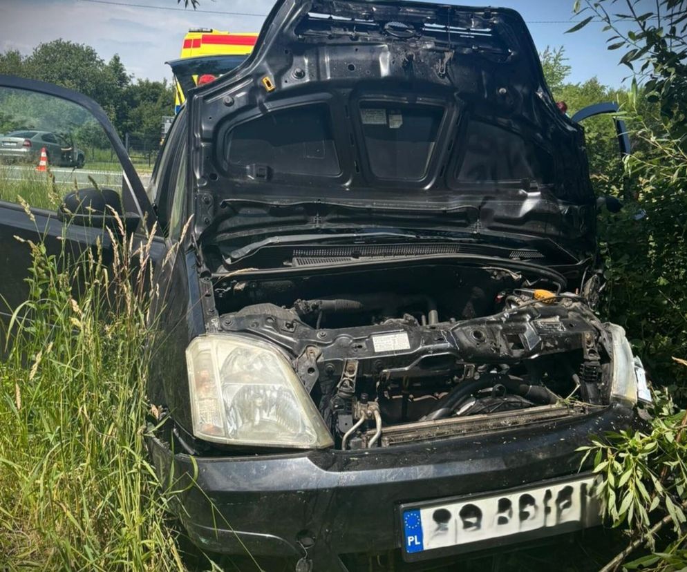 Uderzył w drzewo, bo chciał uniknąć zderzenia. Przerażający wypadek pod Przysuchą