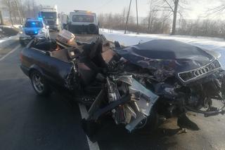 Wypadek w Dobrocinie. Czołowe zderzenie osobówki z ciężarówką! W audi byli dwaj młodzi mężczyźni