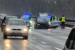 Nissanem huknął w bariery na Wisłostradzie. On był po metaamfetaminie, jego pasażera poszukiwała policja