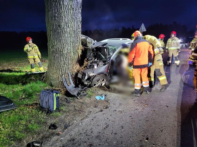 Rurzyca. Osobówka wypadła z drogi i zatrzymała się na drzewie. Nie żyje mężczyzna