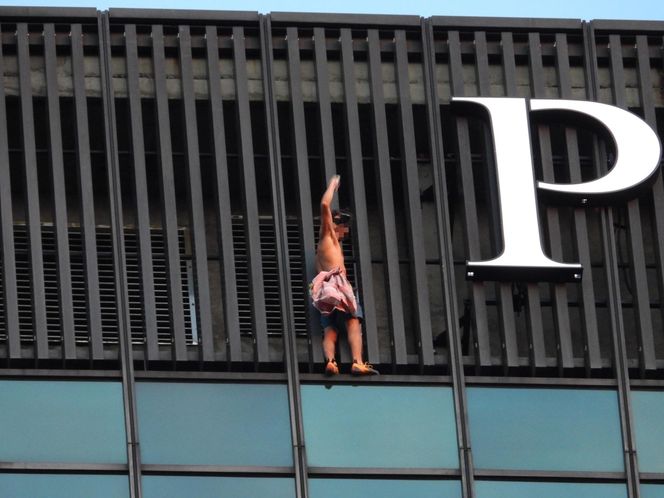 Wdrapał się na szczyt wieżowca w Warszawie