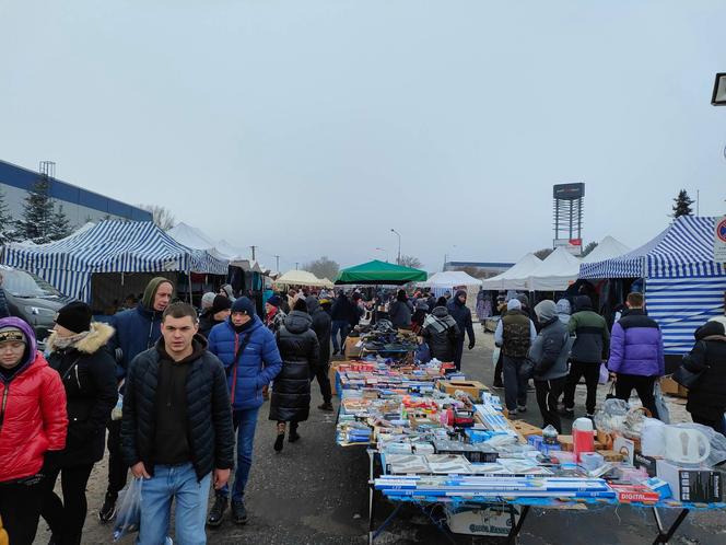 Giełda samochodowa w Łodzi. Przyciąga klientów, ale sprzedawcy nie są zadowoleni