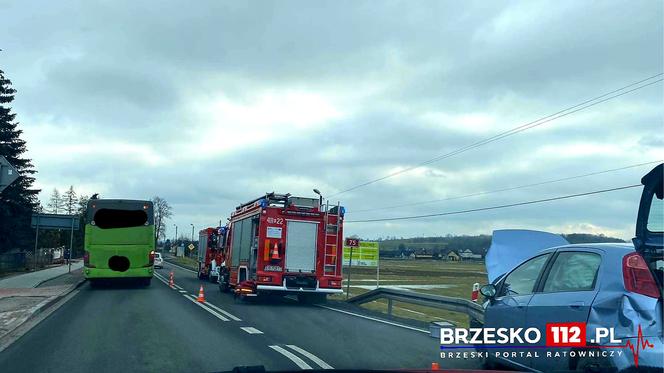 Uszew. Zderzenie dwóch samochodów na drodze krajowej nr 75