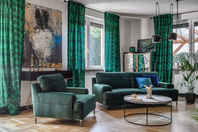 Zielona kanapa w salonie. Kolory, dodatki, inspiracje do salonu z zieloną sofą 
