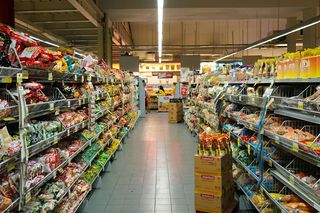 Sklepy otwarte 10.11.2025 - Żabka, Biedronka, Lidl, Auchan, Dino, Carrefour. Do której godziny są czynne?