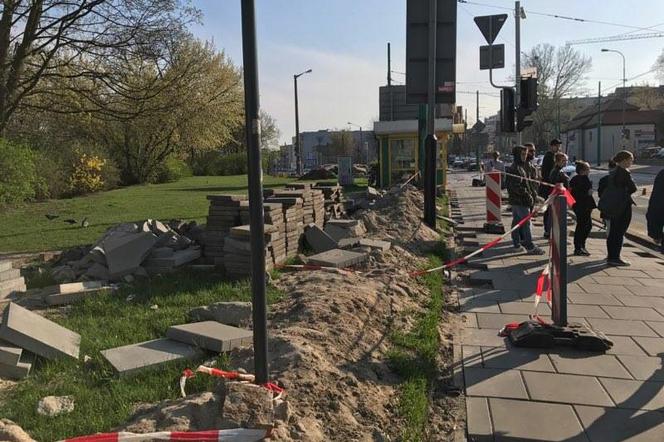 Tak od kilku miesięcy wygląda chodnik u zbiegu ulic Górna Wilda i Królowej Jadwigi.