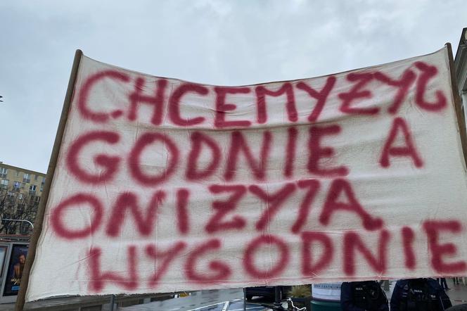 Warszawa: pracownicy MPO protestowali przed ratuszem
