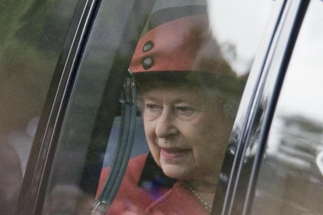 Królowa Elżbieta coraz rzadziej bierze udział w publicznych uroczystściach.