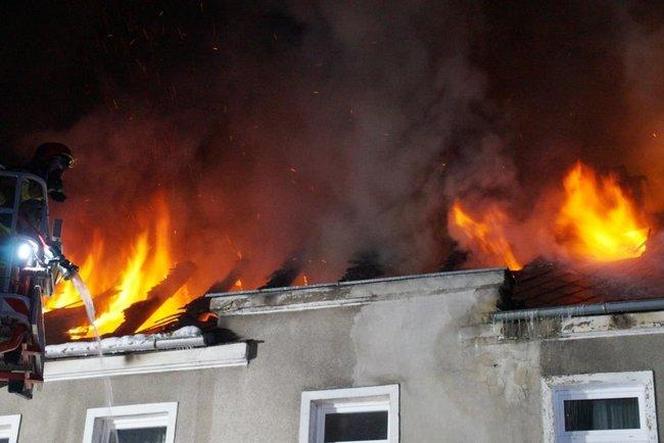 Potężny pożar kamienicy w Nakle nad Notecią. Nie żyje jedna osoba