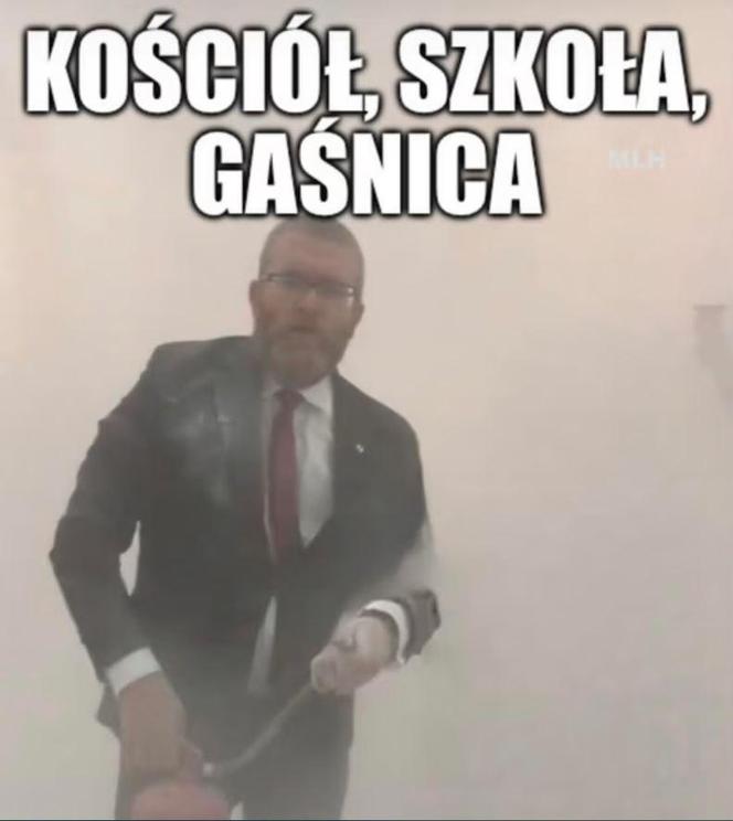 Internauci bezlitośni dla Grzegorza Brauna. Memy po skandalu z gaśnicą.