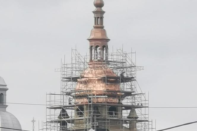 Jedna z wież Bazyliki św. Małgorzaty już prawie gotowa