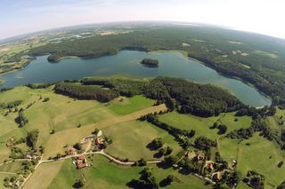 To najlepsze miejsca na Warmii i Mazurach na jesienny relaks. Wskazała je sztuczna inteligencja