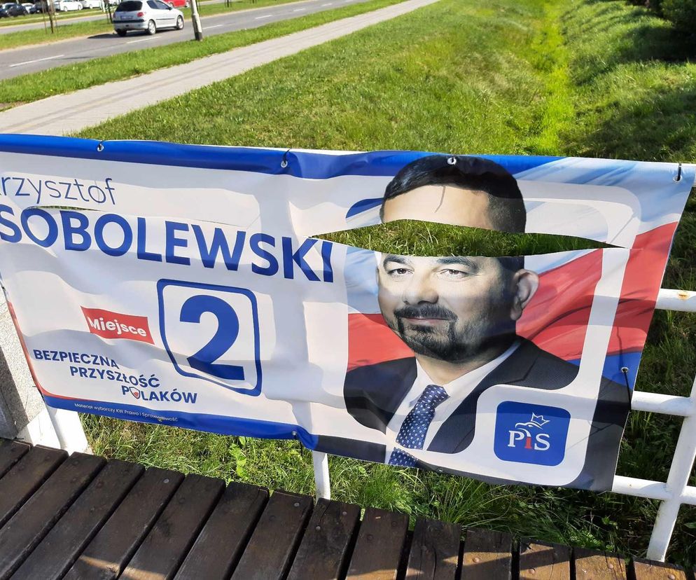 Rzeszowskie osiedla pozaklejane plakatami wyborczymi. Plakat na plakacie 