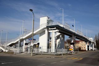 Nowa kładka gotowa od miesięcy. Mieszkańcy wciąż czekają na oficjalne otwarcie. „Nie dotrzymali terminu”