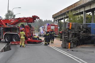 Targówek. Ciężarówka nie wyrobiła się na łuku. Wszystko RUNĘŁO