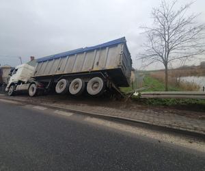 Szokujący wypadek na trasie krajowej. Ciężarówka wjechała w dom!