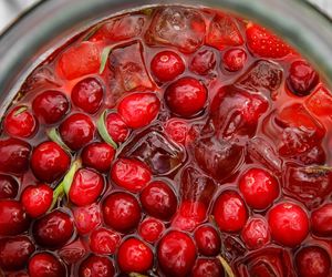 Wypij wieczorem, a wyśpisz się jak dziecko. Zdrowsze alternatywy mleka z miodem