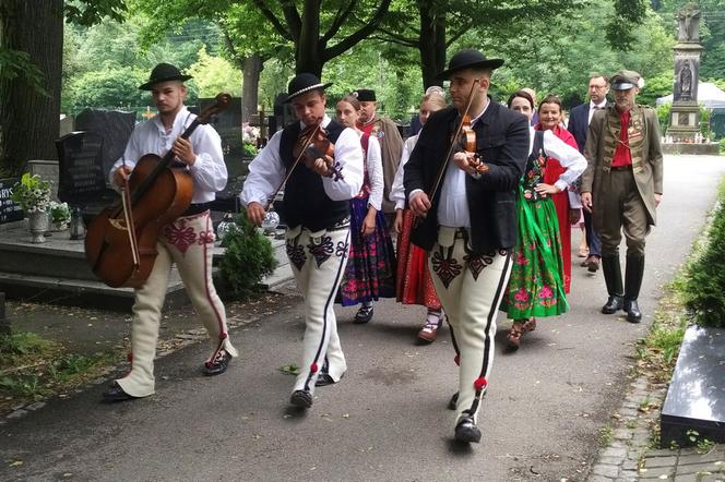 Przyjechali , by złożyć kwiaty na grobie honorowego obywatela Zakopanego