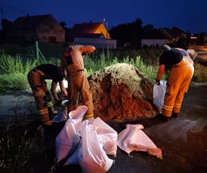 Dolny Śląsk szykuje się na wielką wodę. Strażacy układają worki z piaskiem 