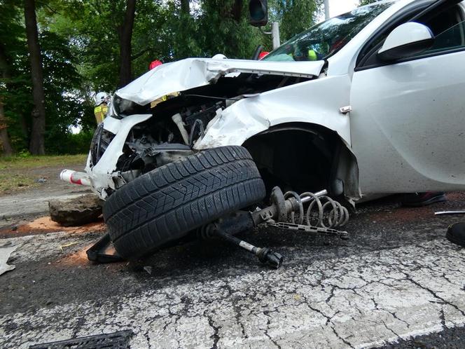 Dramatyczny wypadek na S8. Opel huknął w taksówkę, ciężarna kobieta w szpitalu