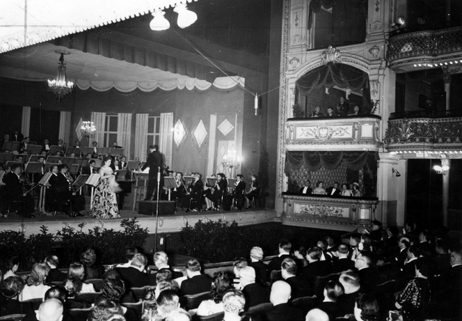 Blichtr, przepych i spektakle. Zobacz, jak wyglądało życie teatralne dawnej Warszawy [GALERIA]