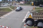 Volvo z dziećmi w środku uwięzione między rogatkami