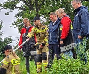 Strażacy OSP Czechowice w akcji pompowania wody