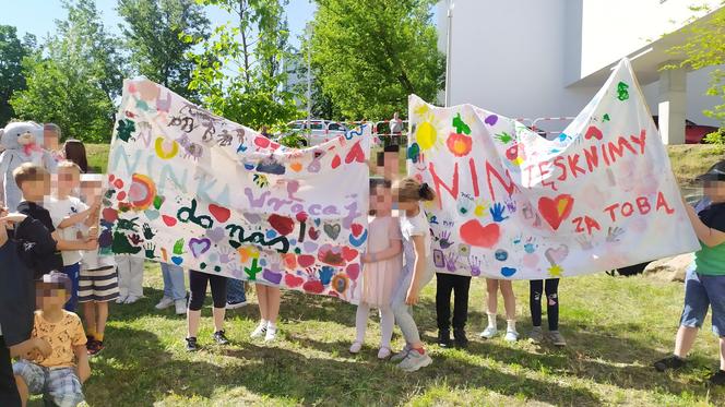 Trudno ukryć wzruszenie. Dzieci ruszyły pod szpital w Zielonej Górze. To z powodu śmiertelnie chorej koleżanki