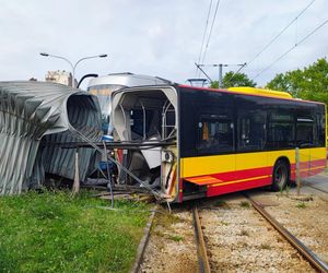 Autobus pękł na pół po zderzeniu z tramwajem. Wypadek na Gaju 