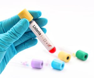 Listeria: bakteria wywołująca groźną listeriozę. Jakie są objawy zatrucia listerią?