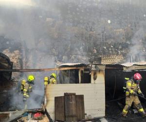 Pożar pomieszczeń gospodarczych w Dąbrówce Wielkiej. Na miejscu pogotowie