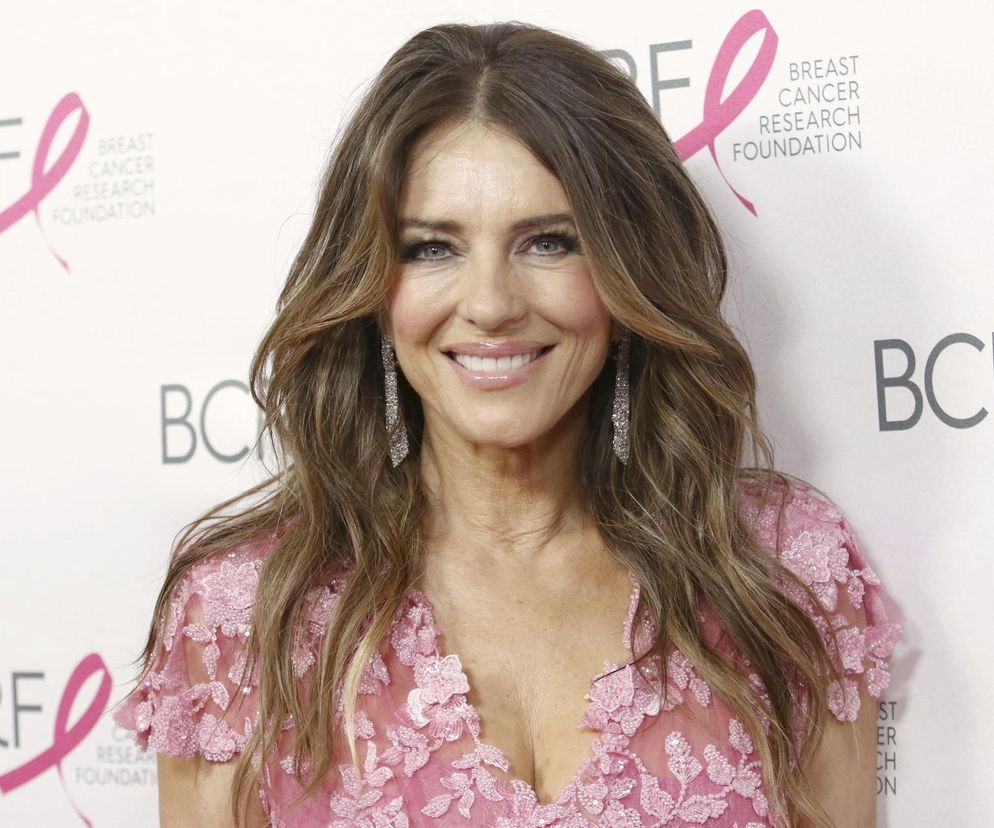 Ona ma 60 lat? Liz Hurley wygina się w kostiumie, obok nowy chłopak. To ojciec wielkiej gwiazdy!