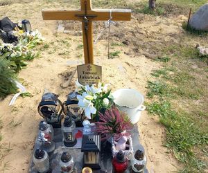 Tak wygląda grób Tomasza Jakubiaka 4 miesiące po śmierci kucharza. Niewiarygodne, co przy nim postawiono