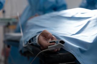 Immunolog: połowa osób z covid trafia do szpitala z innych powodów