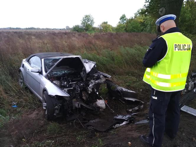 BMW roztrzaskało się na drzewie