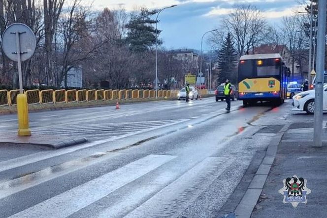 Tragiczny wypadek w Wałbrzychu. Kierowca autobusu śmiertelnie potrącił 43-latkę 