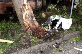 Bytom. 44-latek roztrzaskał auto na drzewie. Ford został zmiażdżony