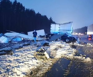 Tragiczny wypadek na S1 w Dąbrowie Górniczej. Po czołowym zderzeniu dwóch ciężarówek zmarł jeden z kierowców [ZDJĘCIA]