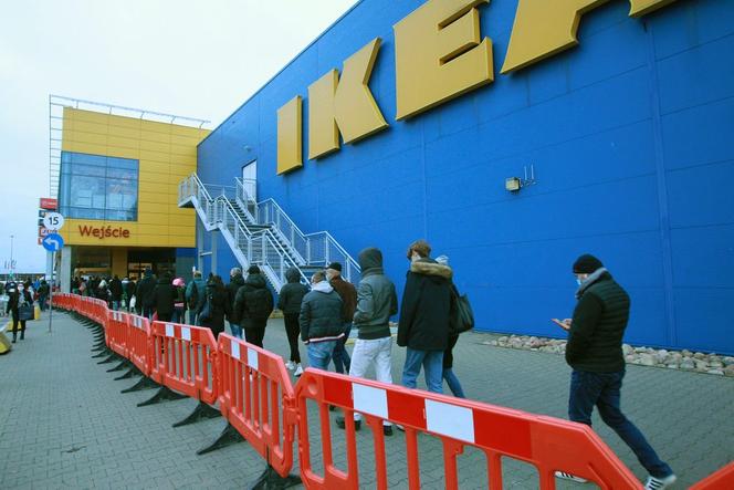 Gigantyczna kolejka do sklepu IKEA na Targówku