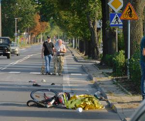 Śmiertelnie potrącił mężczyznę na pasach. Droga jest zablokowana. Policjanci pracują na miejscu