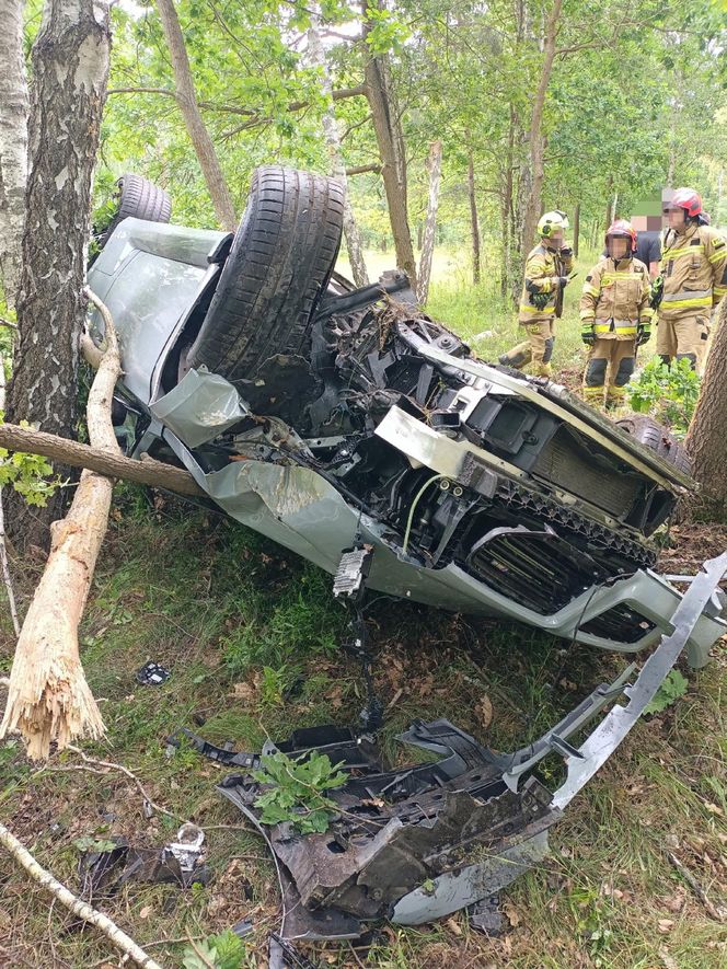 Sportowym bmw roztrzaskał się na drzewie. Wypadek pod Legionowem