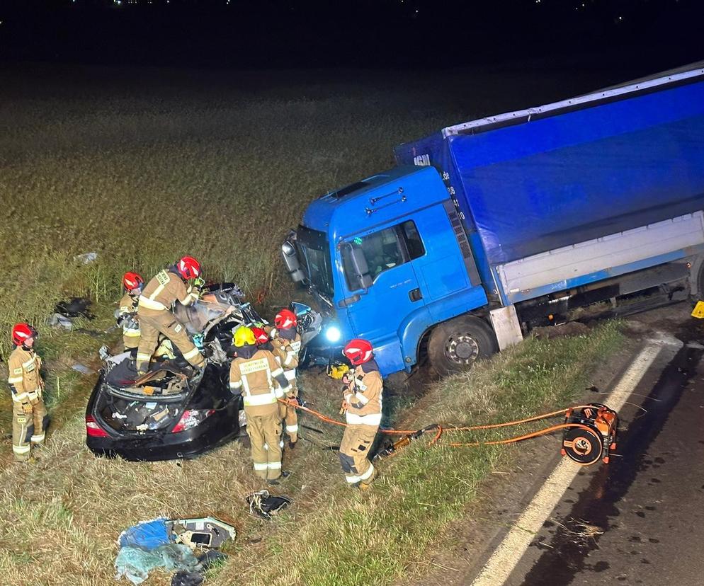 Śmiertelny wypadek na DK 94 pod Bolesławcem. Ciężarówka zderzyła się z osobówką. Nie żyje jedna osoba