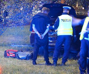 Kierowca Mercedesa pod wpływem wjechał w filar wiaduktu, odbił się i huknął w drzewo