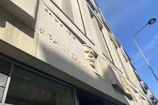 Kino Praha w Warszawie - płaskorzeźby artystów