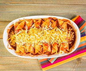 Zapiekane tortille z kurczakiem, papryką, kukurydzą i serem - szybki obiad w meksykańskim stylu