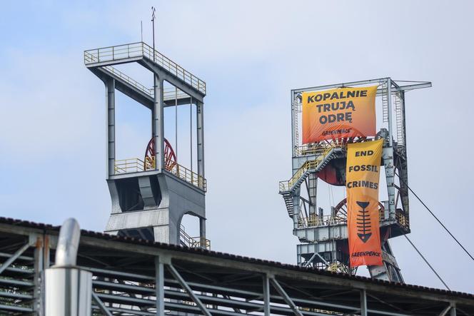 Ruda Śląska: Aktywiści z Greenpeace przywiązali się do szybu kopalni Bielszowice. To protest przeciwko zatruwaniu wód
